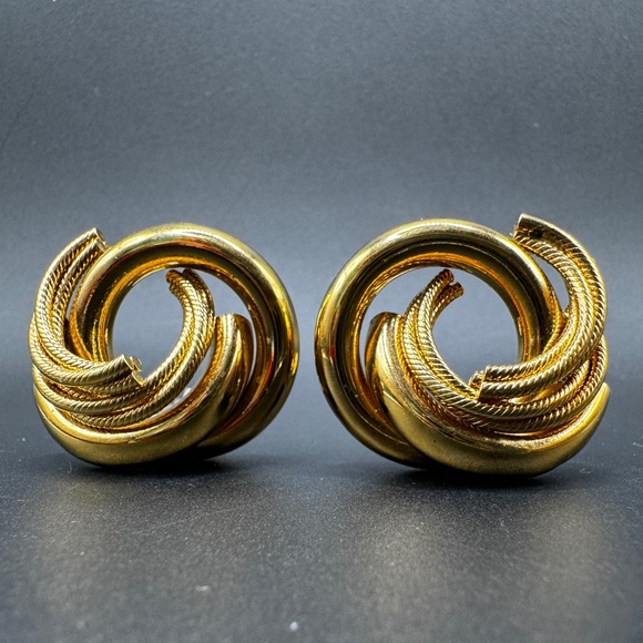 LOT 1222 Givenchy 18K gold plated clip on earrings - Picture 7 of 7
